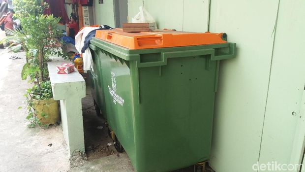 Tong sampah made in Jerman belum terpakai di Jakbar / 