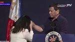 Detik-detik Sebelum Duterte Mendadak Cium Bibir Perempuan di Korsel