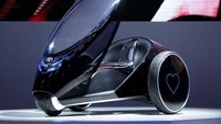 Toyota FV2 membuat khayalan manusia tentang mobil masa depan menjadi nyata. Mobil ini terhubung secara fisik -pengemudi harus menggerakan badan untuk mengendalikan arah mobil- dan secara emosional -warna bodi dan perubahan tampilan eksterior menyesuaikan suasana hati pengemudi- dengan orang yang berada di balik kemudi. Mobil ini memulai debutnya di Tokyo Motor Show 2013. Bloomberg.