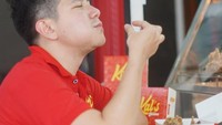 Nyam! Makan ayam goreng tepung sampai menikmati banget nih. Enak banget ya? Foto: instagram @haykalkamil