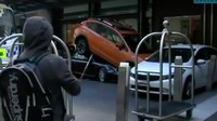 Malang benar nasib pemilik mobil Porsche satu ini. Berniat untuk memarkirkan mobilnya secara valet, ia harus menerima kalau mobilnya ringsek. Foto: Sydney Morning Herald
