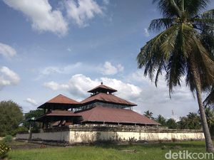 Kisah Masjid yang Dibangun di Atas Reruntuhan Candi