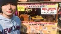 Anak dari pasangan Willy Dozan dan Betharia Sonata ini terlihat sedang menikmati empal gentong cirebon gerobakan. Antara gagal fokus melihat empaknya atau melihat wajahnya yang ganteng dan imut. Foto: Instagram @leonkikey0127
