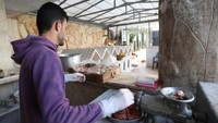 Dia menggalang dana untuk memberi makan para kucing itu melalui jaringan crowdfunding. Jaleel bahkan menyediakan dua kali makan dan klinik beserta dokter hewan.(Foto: OMAR HAJ KADOUR / AFP)