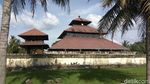 Foto: Masjid yang Dibangun di Atas Reruntuhan Candi