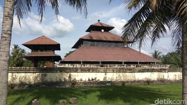 Berdasarkan catatan sejarah, Masjid Tuha Indrapuri dibangun di atas reruntuhan pura atau candi. Pada masa Kerajaan Lamuri, di lokasi berdirinya masjid ini dulunya merupakan pura sekaligus benteng kerajaan (Agus Setyadi/detikTravel) Berdasarkan catatan sejarah, Masjid Tuha Indrapuri dibangun di atas reruntuhan pura atau candi. Pada masa Kerajaan Lamuri, di lokasi berdirinya masjid ini dulunya merupakan pura sekaligus benteng kerajaan (Agus Setyadi/detikTravel)