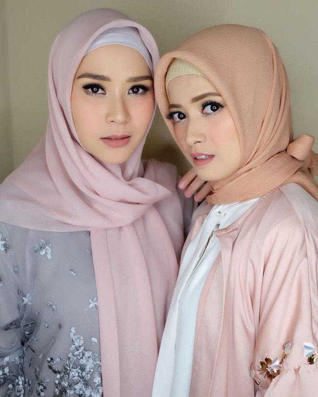 Lama tak terdengar kabarnya, aktris Chika Jessica mencuri perhatian saat mengunggah foto berhijab di Instagram-nya. Saat itu, ia menghadiri acara yang diadakan oleh Zaskia Mecca. Foto: Instagram Chika Jessica