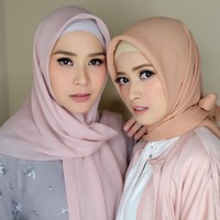 Lama tak terdengar kabarnya, aktris Chika Jessica mencuri perhatian saat mengunggah foto berhijab di Instagram-nya. Saat itu, ia menghadiri acara yang diadakan oleh Zaskia Mecca. Foto: Instagram Chika Jessica