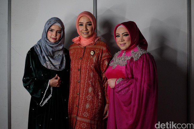 Inilah penampilan Melly Goeslaw dan dua juri utama lainnya Grand Final Sunsilk Hijab Hunt 2018. Yang juga menjadi juri bersama Melly adalah desainer Vivi Zubedi dan presenter yang kini menjadi psikolog Intan Erlita. Foto: Silmia Putri/Wolipop