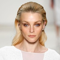 Mata birunya dan tatapannya yang teduh menjadi ciri khas Jessica Stam.  Foto: Getty Images