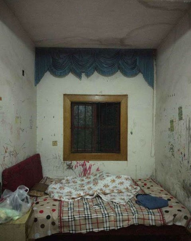 Wanita yang tinggal di Jepang ini pindah ke kota besar, dan dengan biaya hidup tinggi, ia hanya mampu menyewa kontrakan satu petak sempit dan kotor. Kamarnya disebut sang wanita sangat murah, tapi suasananya seperti sebuah tempat kejadian kriminal. Banyak coretan di tembok, langit-langit dengan noda bekas bocoran air, belum lagi jendela berteralis yang terkesan horror Foto: showbiztrends.net