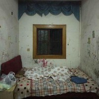 Wanita yang tinggal di Jepang ini pindah ke kota besar, dan dengan biaya hidup tinggi, ia hanya mampu menyewa kontrakan satu petak sempit dan kotor. Kamarnya disebut sang wanita sangat murah, tapi suasananya seperti sebuah tempat kejadian kriminal. Banyak coretan di tembok, langit-langit dengan noda bekas bocoran air, belum lagi jendela berteralis yang terkesan horror Foto: showbiztrends.net