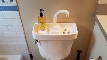 Keren! Jepang gabungkan wastafel dengan kloset agar air bekas cuci tangan dapat digunakan kembali. (Foto: Boredpanda)