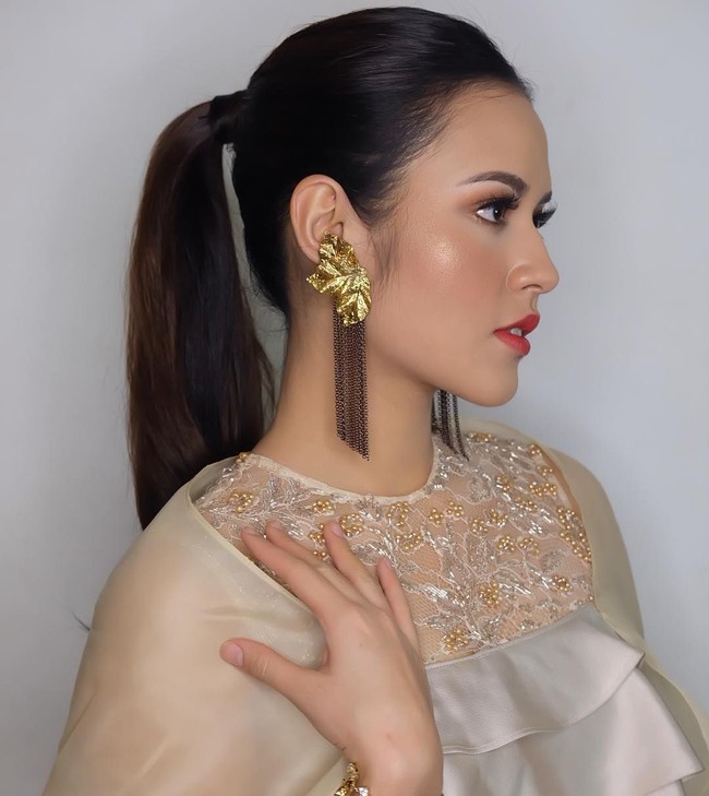 Raisa tampil glamour dengan anting-anting emas dalam penampilan keduanya di malam Grand Final Sunsilk Hijab Hunt 2018. Foto: Dok. Instagram Marlene Hariman
