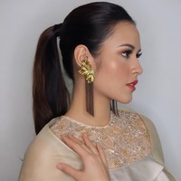 Raisa tampil glamour dengan anting-anting emas dalam penampilan keduanya di malam Grand Final Sunsilk Hijab Hunt 2018. Foto: Dok. Instagram Marlene Hariman