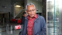 Usai diperiksa Arif langsung diserbu sejumlah awak media.