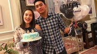 Ini salah satu momen awal kebersamaan Daffa dan Chelsea. Kala itu Chelsea memberi kejutan ulang tahun Daffa dengan membawakan kue dan balon. Foto: Instagram daffawardhana