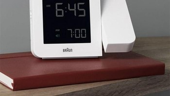 Braun projection alarm clock. Alarm pintar ini dilengkapi proyektor yang dikendalikan sensor gerak untuk menunjukkan waktu di dinding dengan gerakan tangan. Salah satu sisinya bisa diputar untuk memfokuskan proyeksi di permukaan yang dibidik. Foto: Istimewa