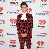 Saat One Direction sukses, Harry Styles sulit untuk membagi waktu untuk sekolah dan kariernya. Ia pun tidak menamatkan SMAnya.  Foto: Getty Images