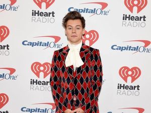 Harry Styles Jawab Isu Kencan dengan Adele