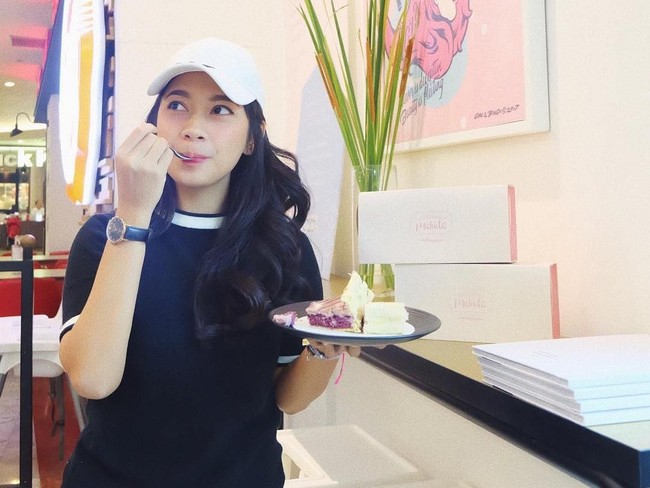 Gaya Makan si Cantik Dinda Kirana hingga Rahasia Sup Iga Lezat