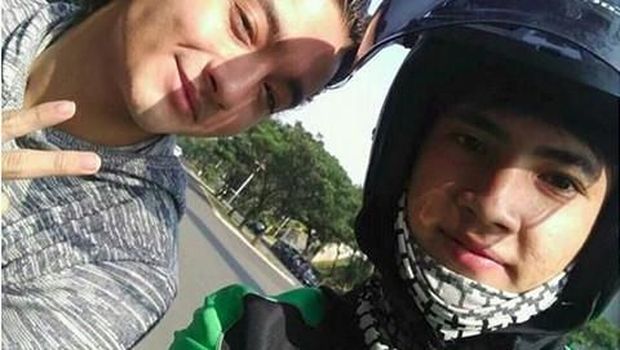 Bryan Domani dan driver ojek online.