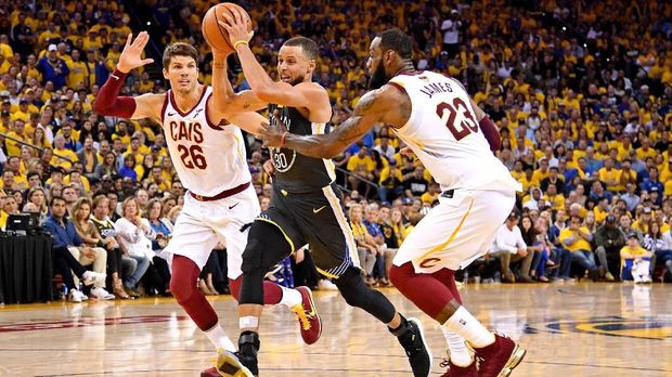 Golden State Warriors saat ini memimpin dengan skor 2-0 atas Cleveland Cavaliers di final NBA.