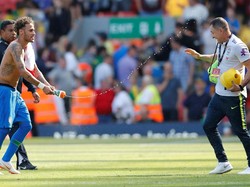Neymar sudah bisa bergurau. Dia menyemprotkan air ke arah salah satu ofisial tim Brasil. Sepertinya pemain Paris Saint-Germain itu sudah siap berpetualang ke Rusia. (Foto: Andrew Boyers/Action Images via Reuters)