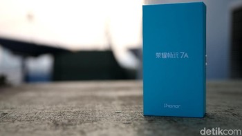 Ini kemasan Honor 7A. Seperti halnya kebanyakan kemasan ponsel Honor lainnya, warna biru muda jadi pilihan. Foto: Muhammad Ridho