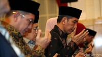 Acara dimulai pukul 20.00 WIB dengan menyanyikan lagu kebangsaan Indonesia Raya dilanjutkan dengan pembacaan ayat suci Alquran.