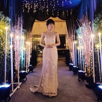 Anak Alya Rohali, Namira Adjani menawan berbalut gaun halterneck bernuansa coklat. Berpotongan lurus di bagian depan, tak disangka bagian belakang gaun begitu anggun dengan train berhias embroidery menyapu lantai. Foto: Dok. Instagram