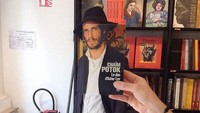 Dengan tema tersebut, para pekerja berfoto dengan buku yang membuat cover buku tersebut tampak nyata dan menjadi utuh. Boredpanda/Istimewa.