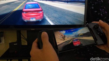 Perangkat Gamevice controller dengan WiGig Dock membuat game jadi lebih mudah dimainkan di tangan.  Foto: Muhamad Reza Sulaiman/detikINET