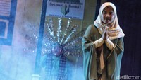 Ondel-ondel menghiasi panggung acara.