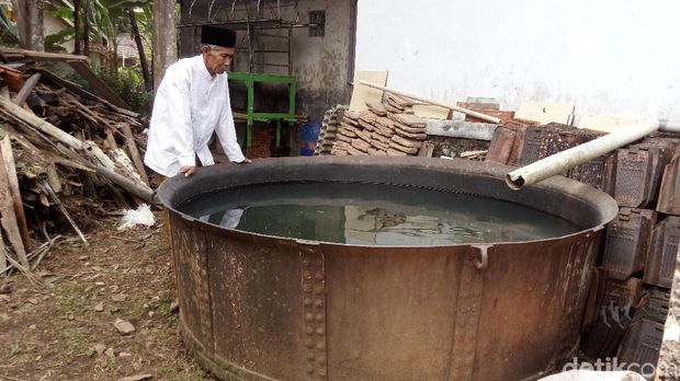 Tong besar di belakang masjid. 
