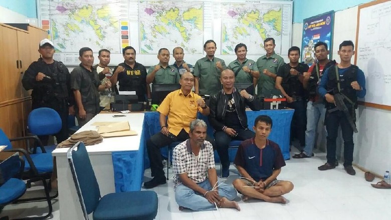 TNI AL Tangkap 3 Perompak Kapal di Batam TNI AL Tangkap 3 Perompak Kapal di Batam