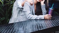Bersama dengan sahabatnya Enzy, Dinda yang mengenakan blazer abu-abu pun terlihat sedang mencicip minuman. Kira-kira minuman apa ya? Foto: Instagram @dindakirana.s