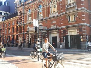 Terinspirasi Lockdown Corona, Penari Balet Tampil di Jalanan Amsterdam