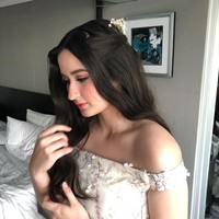 Stephanie Poetri cantik dengan rambut panjang tergerai sebagai padanannya bersama gaun off the shoulder. Putri diva Titi DJ ini disebut netizen bagai putri di negeri dongeng dalam foto promnya. Foto: Dok. Instagram