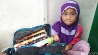 Menemui Amel, Bocah Penjual Tisu di Stasiun Cawang yang Viral. Kisah Amel, bocah penjual tisu di Stasiun Cawang, Jakarta Timur viral di media sosial sejak Minggu (3/6). Banyak netizen yang merasa tersentuh dengan cerita Amel berjualan tisu meski usianya masih dini.    detikcom menemui langsung Amel untuk berbincang-bincang pada Senin (4/6/2018) di Stasiun Cawang. Terlihat Amel turun dari KRL Commuter Line sekitar pukul 17.00 WIB. Bocah yang duduk di bangku kelas 3 SD itu tampak membawa tas ransel berwarna hitam-biru. Foto: Nur Azizah Rizki Astuti/ detikcom