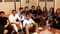 Akhirnya berkumpul-kumpul lagi, kata Daffa. Sambil makan-makan, ia menghabiskan waktu bersama keluarganya. Foto: Instagram daffawardhana