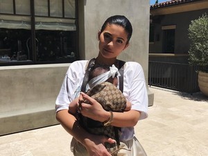 Kylie Jenner Gendong Stormi, Pakai Gendongan Gucci Rp 8 Juta