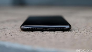 Bagian bawahnya ada speaker serta slot pengisi daya microUSB. Foto: Muhammad Ridho