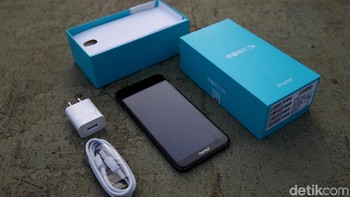Kelengkapan yang ada di dalam kemasan meliputi sang ponsel Honor 7A, kabel dan pengisi daya, jarum SIM Card serta tentunya kartu garansi dan petunjuk pemakaian. Foto: Muhammad Ridho