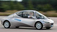 Jetcar merupakan mobil futuristik dari pabrikan Jerman Jetcar Zukunftsfahrzeug GmbH. Kendaraan ini memiliki desain aerodinamis yang tinggi dan menggabungkan gaya dengan efisiensi biaya. Jetcar merupakan kendaraan dengan konstruksi ringan seberat 660 kg yang menjadikannya hemat energi. Sven Kaestner/AP Photo.