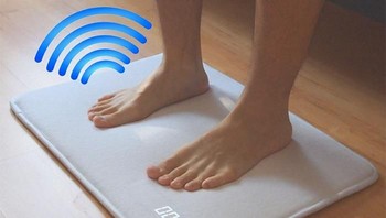 Ruggie. Mungkin ini alarm paling efektif karena memastikan kalian benar-benar bangun dari tempat tidur. Pasalnya, alarm berwujud keset pintar ini baru akan berhenti berbunyi ketika kita meletakkan kedua kaki di atasnya. Foto: Istimewa