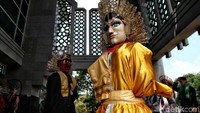Ikon budaya Betawi Ondel-ondel tampak menari-nari di kawasan Jakarta Islamic Centre, Jakarta Utara, Senin (4/6/2018).