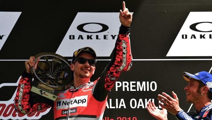 Valentino Rossi (kanan) mengaku kepindahan Jorge Lorenzo ke Honda bakal menyulitkan semua pebalap MotoGP di 2019. (Foto: Tiziana Fabi/AFP Photo) Valentino Rossi (kanan) mengaku kepindahan Jorge Lorenzo ke Honda bakal menyulitkan semua pebalap MotoGP di 2019. (Foto: Tiziana Fabi/AFP Photo)