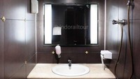 Kamar mandi juga terlihat bersih dan dilengkapi dengan wastafel. Dok. Kereta Api Pariwisata.