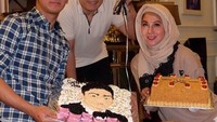 Terimakasih Banyak Mah, Pah.. Semoga Daffa akan selalu menjadi kebanggaan Mama Papa, tulis Daffa sambil memegang kue ulang tahun bergambar dirinya. Foto: Instagram daffawardhana